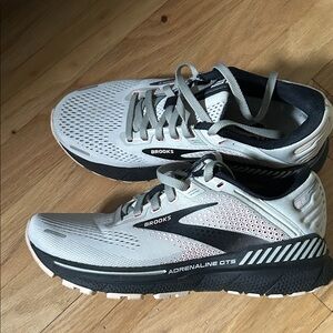 Women’s Brooks Sneakers Size 6